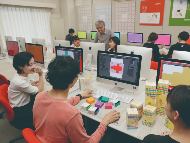 【PCルーム】デザインに必要なソフトも完備。授業がなければ自由に使えます。