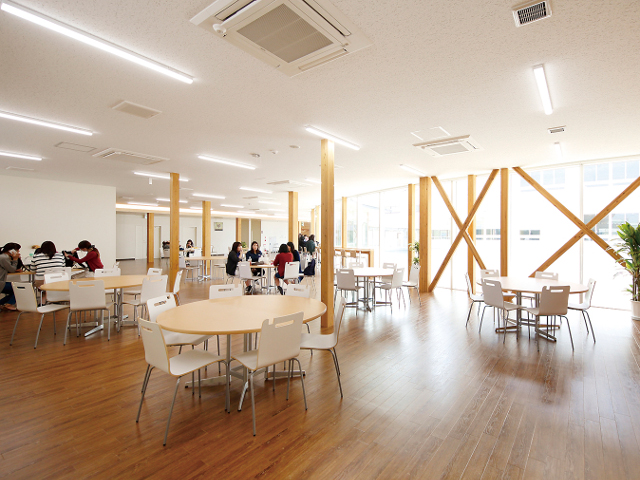 学生ホール（写真はカフェ・レストラン ピナス内）