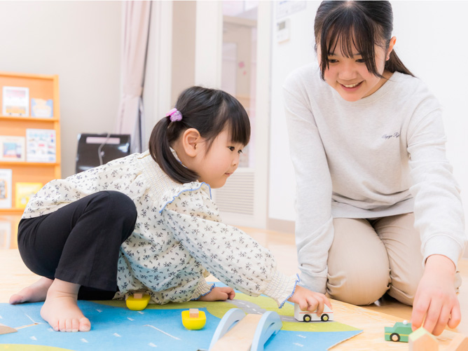 【キッズルーム】　地域に開かれた子育て支援の場となっています。学生も関わり、親子の笑顔溢れる”キッズルーム”です。