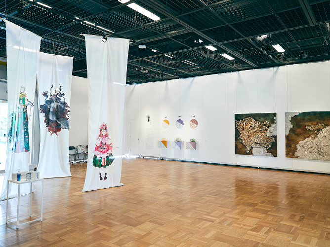 附属ギャラリーでは年間を通じて様々な展覧会・プロジェクトを開催。学生・卒業生・教職員へ作品発表の場を提供するとともに芸術・文化の発信場所として活動しています。