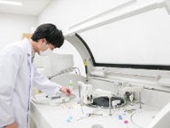 精密機器室。医療機関と同等の機器を揃えています。
