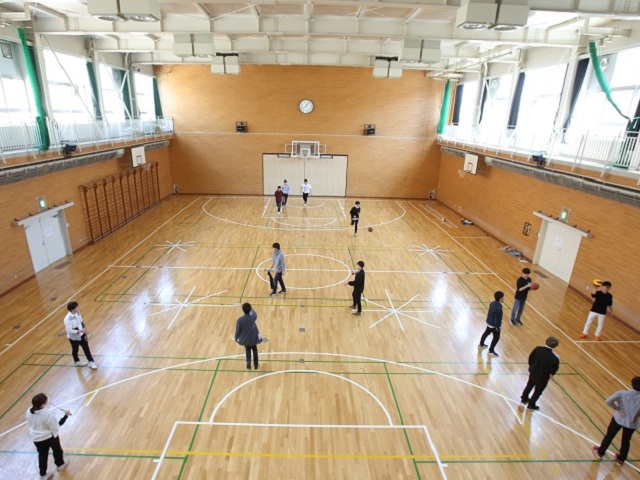 体育館：空き時間や休み時間に学生同士で自由に、またバスケットボールやバレーボール、バドミントンなど各種サークルの活動拠点としても利用されています。
