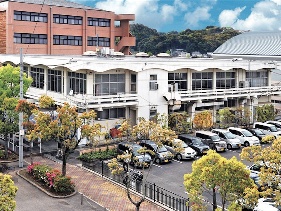 《佐世保校学生会館》１階は生協食堂（学食）、２階は生協の店舗、ラウンジなどです。