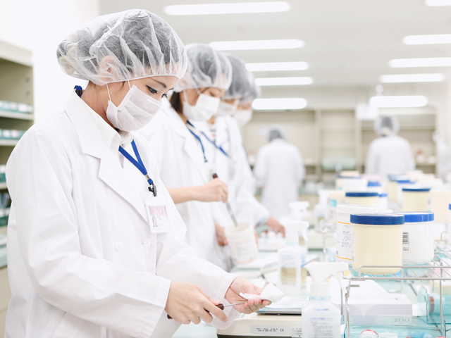 【薬学部調剤実習室（楠元キャンパス）】医療現場で実際に使用されているものと同じ、最新の機器がそろった実習室。