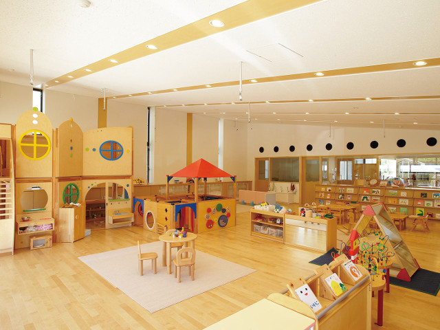 【AS保育室】（長久手キャンパス）教職員などの子どもたちを預かる保育室として活用され、保育や幼児教育を実践的に学ぶ場所となっています。