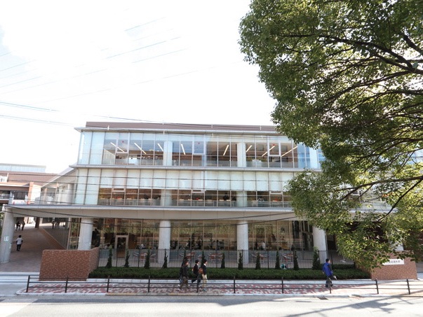 学生会館：1階は食堂、2階は談話スペース、3階は書籍や食品などを扱う購買部になっており、D館・J館へ移動しやすいデッキとつながっています。