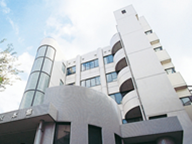 【大学5号館】学友会等、学生団体が使用する専用フロア、学生のための厚生スペースのほか、リハビリテーション関連の実習室も備えています。