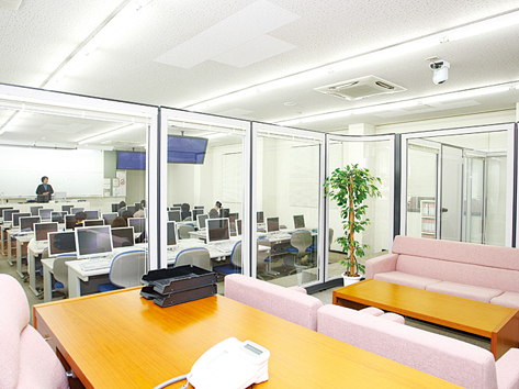 企業の受付やオフィス内などを再現し、秘書実務など実践的な授業が行われる秘書演習室。