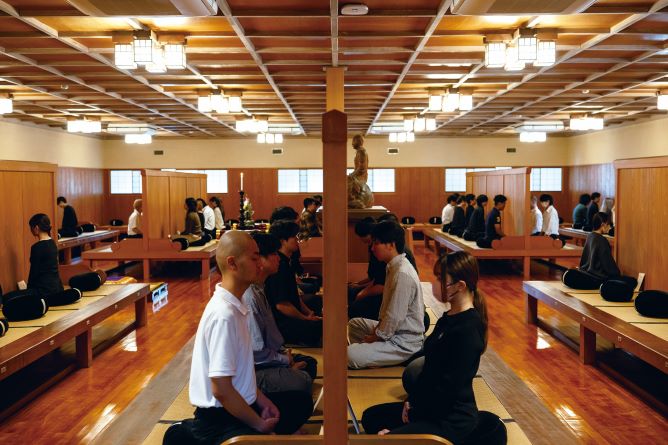 坐禅堂。全学共通科目の「坐禅」の実習はこちらで行います。日常の喧騒から離れ、心を整える場となっています。