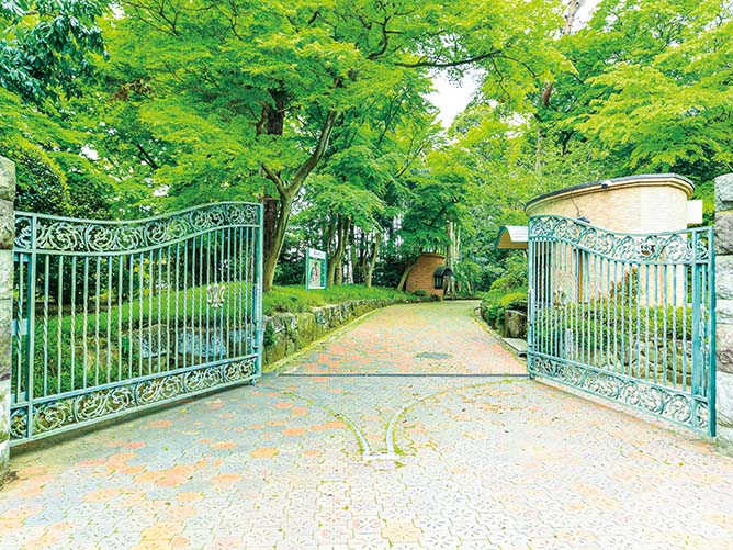 正門をくぐると、静かで落ち着いた雰囲気に包まれます。