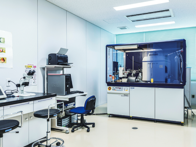 【1号館（寝屋川キャンパス）】共同利用機器室：最先端の装置を設置しており、生命科学科分野における研究に対応しています。