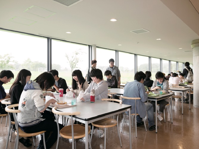 【本部棟】食堂：開放的な窓からは飛行機を間近に見ながら食事を楽しめます。