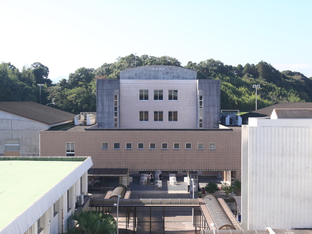【5号館】約400名が同時に受講できる大講義室のほか、中講義室、ゼミ室などを完備。さらに教務課・学生支援課の窓口やコンピュータ教室があります。