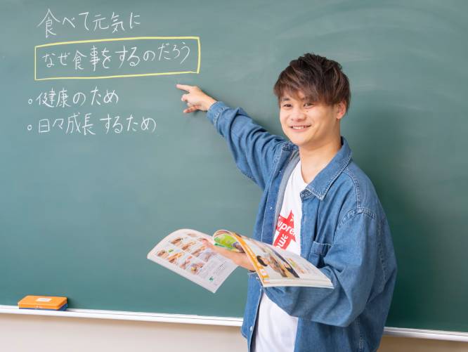 ■模擬授業演習室：教師になりたい学生が授業の進め方を学ぶ場所。ICT教育に対応した70インチの電子黒板もあります。