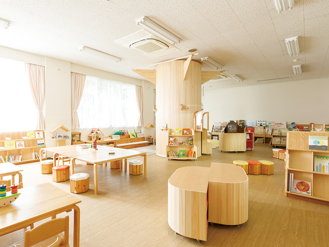 hyggeおはなしの森；多くの絵本や紙芝居などを備えたスペース。大木をかたどった大きなオブジェが特徴です。