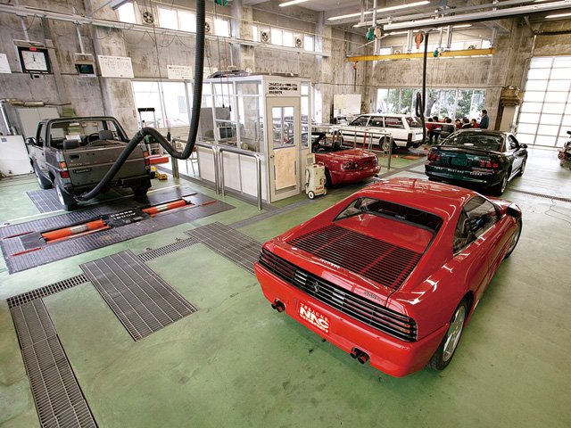 4号館：プロ仕様の本格的車検設備がそろい、国土交通省中部運輪局認証工場にもなっています