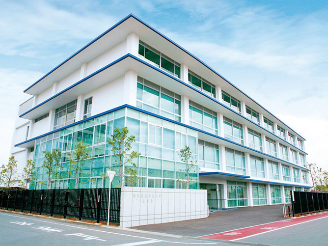 7号館/薬学部の最新設備を備えた教育施設。「模擬薬局」をはじめ各種実験室、「医薬情報検索室」などを備えています。