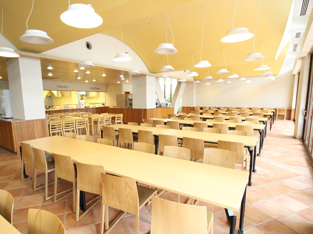 【ダイニングカフェ】日替りメニューが充実の学食。特に中華系がおいしいと評判。晴れた日はオープンテラス席もおススメ。