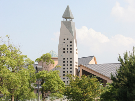 【えんぴつ塔】滋賀県立大学の空調機器や携帯電話のアンテナがあります。