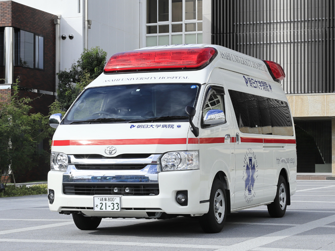 救急車/救急救命学科の授業では、実際の救急車を使用した訓練を実施。まだ全国的に導入事例の少ない電動ストレッチャーも装備しています。