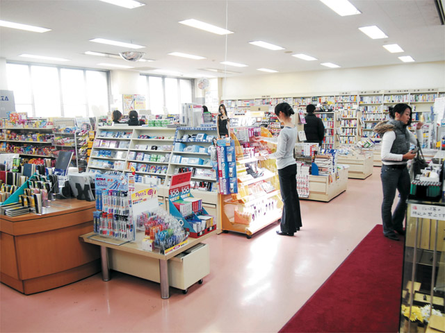マイプラザ(丸善)。筆記用具から専門書、雑誌や雑貨、シャツや靴下などの生活用品まで種類豊富にそろう「大学のコンビニ」です。