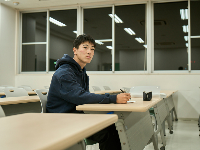 夜間学修：全寮制の学校教師学部は、夕食後に夜間学修をします。授業の予習復習や、教員採用試験の対策を行います。
