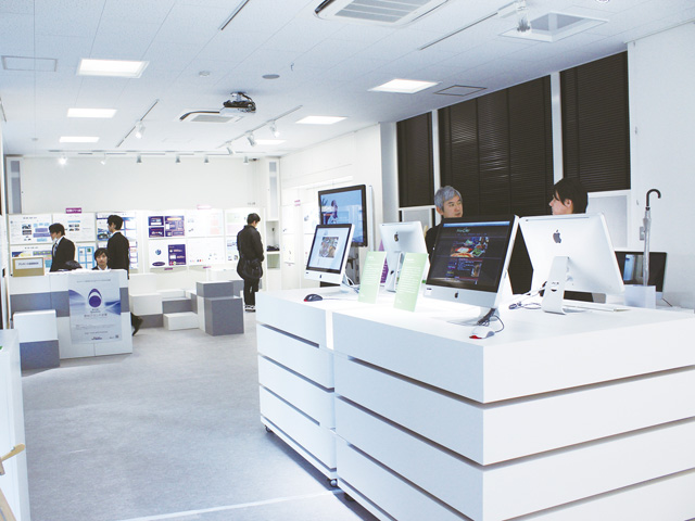 展示室：本学デザイン系専攻学生の教育・研究・制作・社会活動にかかる展示等に使用できる空間です。