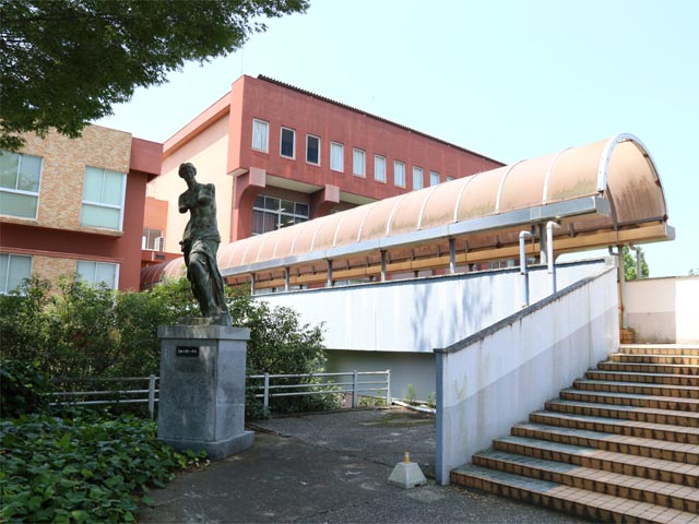 経営経済学部棟。経営経済学部の研究室と講義室があります。 