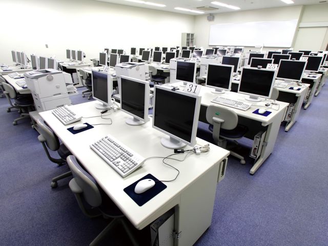 14室のPC教室があり、情報処理関連の授業はもちろん、学生が自由に利用できるスペースもあるため、日々の課題をこなすのにも活用したい場所です。