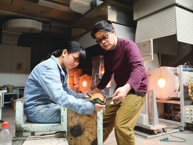 【吹きガラス工房】最大容量約100kgのガラス溶解炉を含むガラス炉4基を完備。