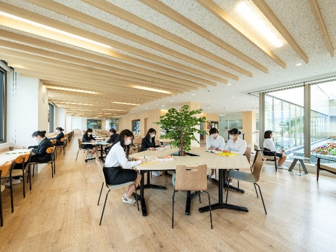 学生や教職員が利用するおしゃれな「学生ラウンジ」。明るいラウンジには教員との交流や学生たちの声が溢れ、” 憩いの場” となっています。