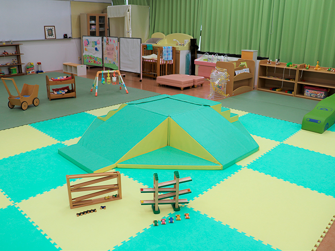 ナーサリールーム：子育て支援センターKINJOおやこひろば「たんばりん」でも使用。毎週木曜日、地域のお子さんとご家族が自由に過ごせ、金城学生も一緒に参加しています。