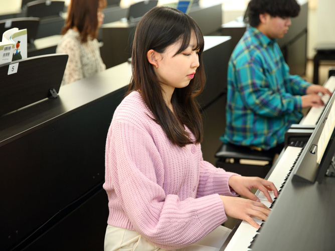 【ML教室】　授業で使用するだけでなく、自主的に練習する学生のために、いつでも使用できるようになっています。