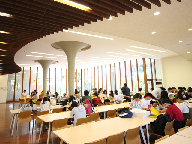 【学生ホール】いつも学生が集う憩いの場。お弁当やお菓子などを販売する売店もあります。