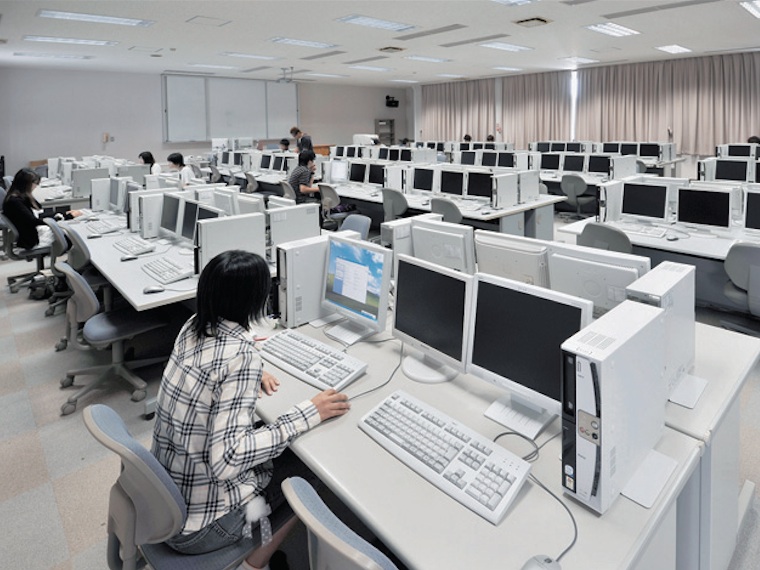 《佐世保校情報処理演習室》情報処理の講義などで使用します。講義以外の時間帯であれば自由に使えます。