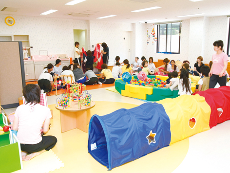 地域の親子に開放されたコミュニティ・ルームでは、学生たちがさまざまな親子の実像に触れ、保育や育児について学ぶことができます。