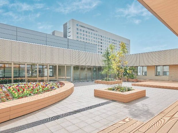 校舎屋上に作られた「屋上庭園」。庭園に面してテラス席があります。四季を彩る庭園を吹き抜ける爽やかな風を頬に感じる極上の癒やし空間になります。