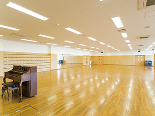 多目的ホール／8 号館１階、全面ウッドフロアの多目的ホールは、鏡付きの壁面があり、実技系の授業でもよく使用します。