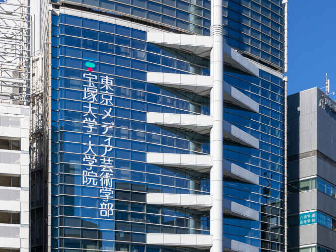 JR新宿駅より徒歩約5分とアクセスに恵まれた、地上10階建てのキャンパスビル