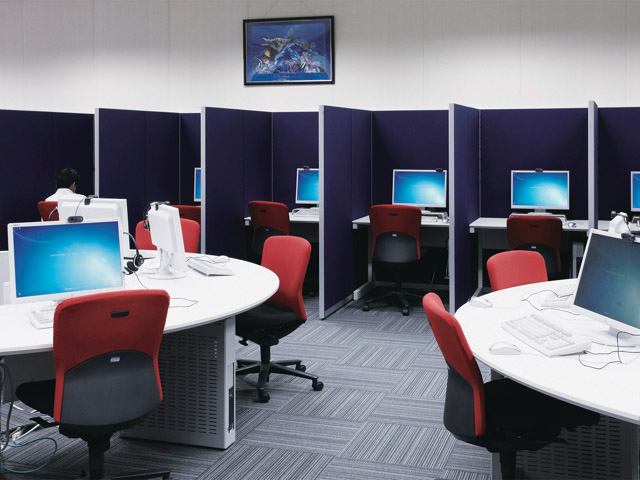 語学教育研究センター。TOEICのスコア向上を目指し、学部横断で編成された少人数能力別クラスで確実に実力アップします。