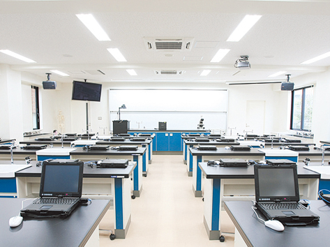 理科実験室には電子顕微鏡もあり、化学、物理、生物などの実験に取り組めるので、理科好きな先生を目指せます。