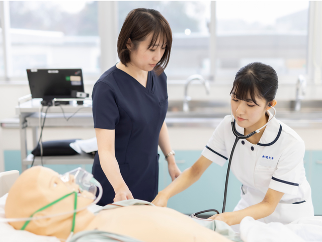 看護学部棟：充実した設備がそろう実習室では、日々の授業のほか空き時間に自主練習も可能です。