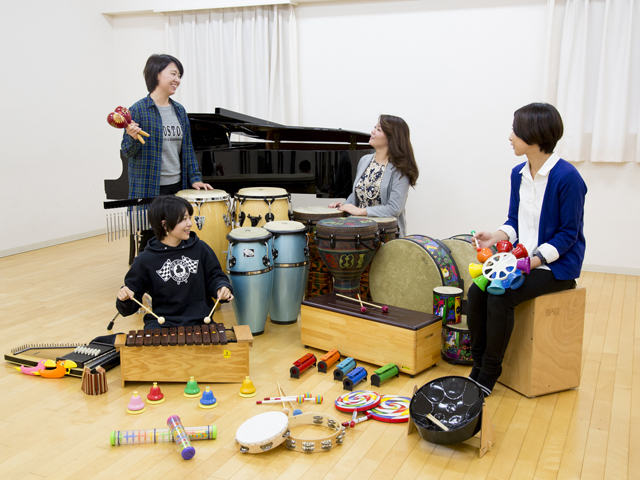 音楽療法室アンダンテ：音楽療法の実習施設として大小3つのセッションルームがあります。マジックミラーやカメラでセッションの様子を観察・録画することも可能です。