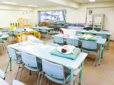 【保育実習室】生後3か月の赤ちゃんの人形を使って、調 乳・授乳やおむつ交換の練習ができます。