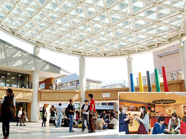 厚生北館：広場の円形ステージではバンドが演奏し、それを取り囲む大階段は聴衆で埋まるなど様々なイベントや行事に利用されている。