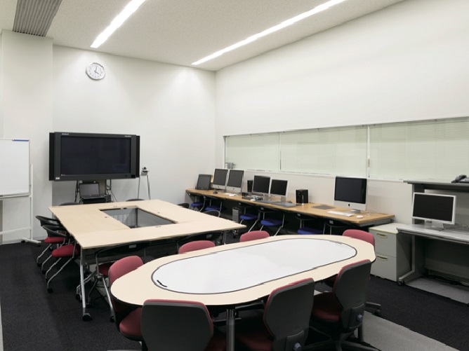 【本部棟（10周年記念棟）】プロジェクトルーム：ディスカッションや情報系の学生によるメディア・コンテンツ制作など多目的に利用できます。