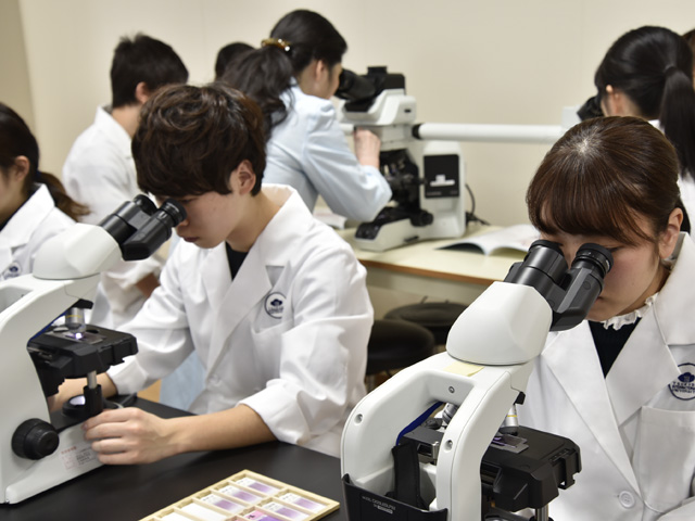 臨床検査学科棟（顕微鏡実習室）