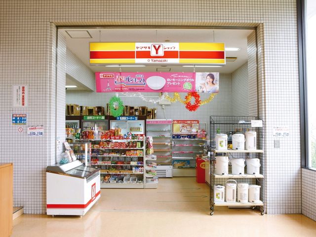 ■学内コンビニ：お昼やちょっとした買い物にあると便利な学内コンビニ。Edy機能搭載のIC学生証で支払いもスムーズ。