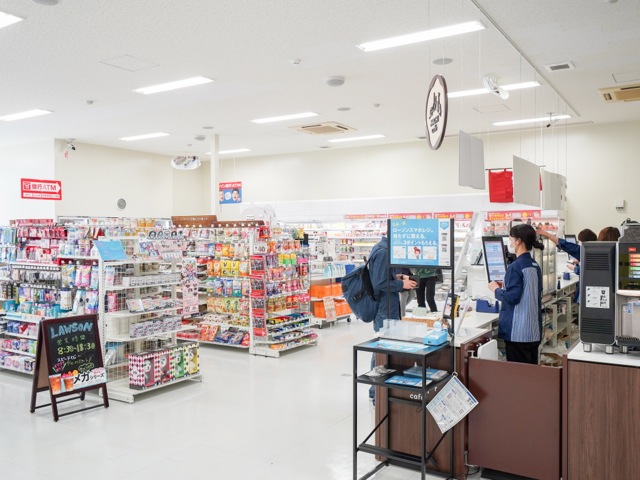 キャンパス内にLAWSONがあり、とっても便利。