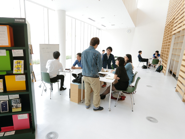 東京経済大学の図書館